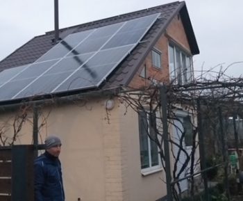 Сонячні панелі на криші будинку