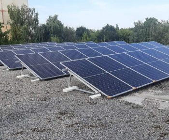 Сонячні панелі на багатоповерховому будинку