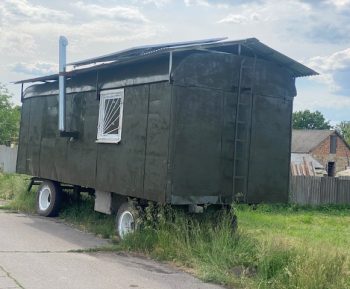 Сонячні панелі встановлені на пересівний будиночок